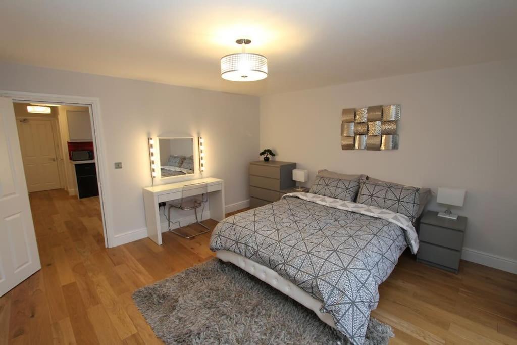 Lovely One Bed Apartment-Near All Transport-Village-Freeparking London Exterior photo