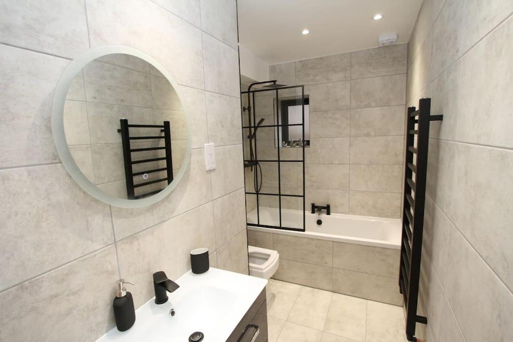 Lovely One Bed Apartment-Near All Transport-Village-Freeparking London Exterior photo