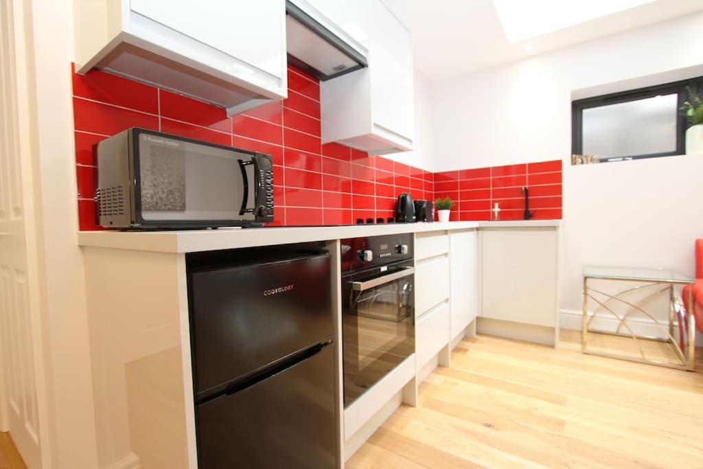 Lovely One Bed Apartment-Near All Transport-Village-Freeparking London Exterior photo